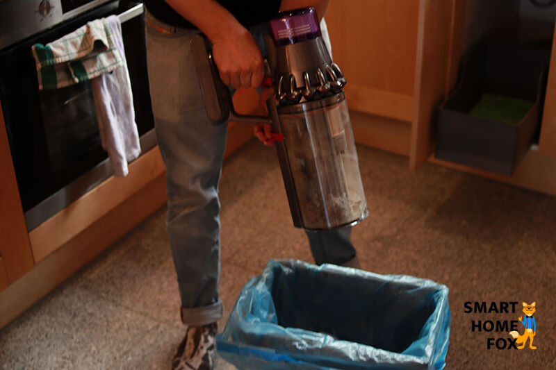 Emptying the Dyson V11 Outsize